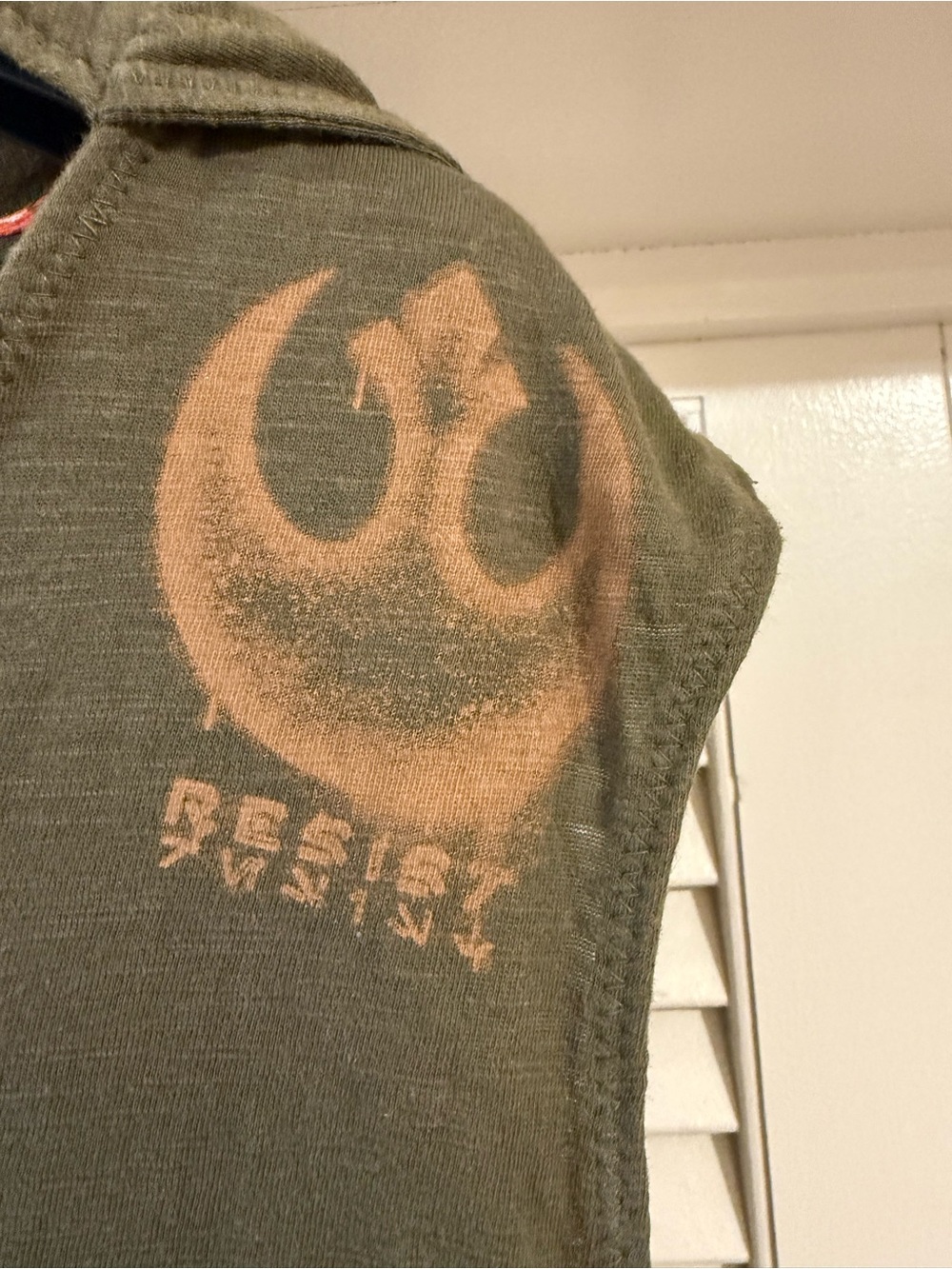 Star Wars Galaxy’s Edge Resistance Olive Green Sleeveless Hooded Tunic Sz M - Picture 10 of 11